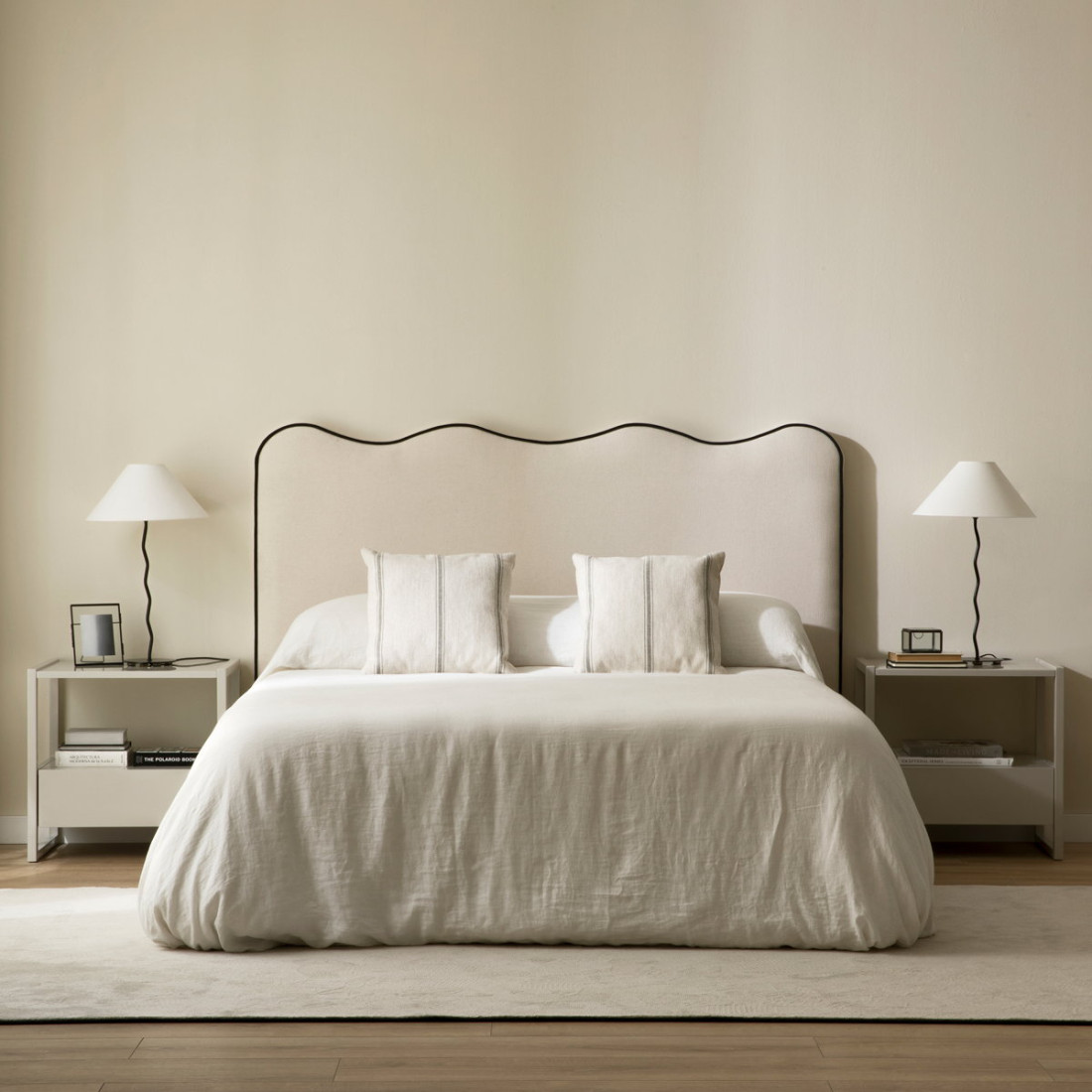 Cabecero personalizable Moai Medidas cabeceros Para cama de 150 - 160 cm  Colores tapizados Siria blanco - Ribete negro